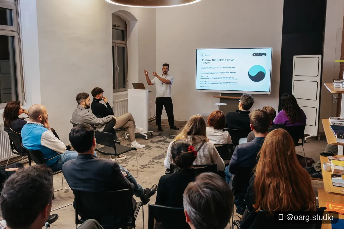 LLV #2 Speaker vor großem Publikum